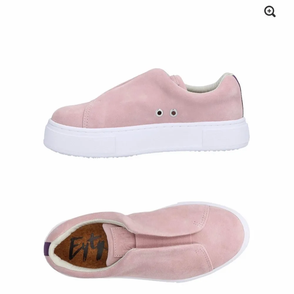 Säljer dessa rosa skor i modellen Doja Suede från Eytys. Bra skicka och perfekta nu till sommaren. 💘😇. Skor.