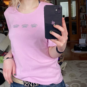 Tshirt - Söt tshirt med lite längre armar. Den är i väldigt fint skick. Köparen står för frakten! 😊