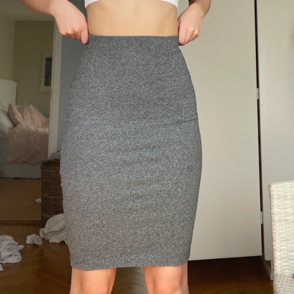 Säljer denna snygga formgivande kjol från H&M som är perfekt nu till sommaren 🥰. Kjolar.