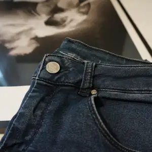 Ett par superstretchiga mid waist tighta jeans från Never Denim. Strl S. De är välanvända gamla favoriter men hela och rena! Säljer pga har inte använding för de längre. Originalpriset 499:-
