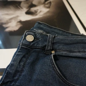 Never Denim Jeans  - Ett par superstretchiga mid waist tighta jeans från Never Denim. Strl S. De är välanvända gamla favoriter men hela och rena! Säljer pga har inte använding för de längre. Originalpriset 499:-
