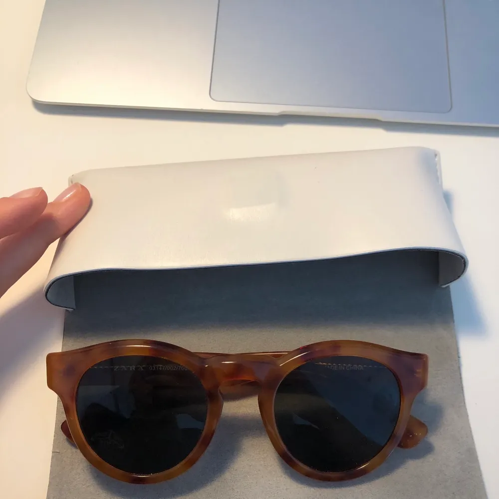 Ett par snygga bruna solglasögon ifrån zara. Är ganska stora och sitter snyggt! Säljer då jag inte får någon användning av dem, jätte fint skick💖. Accessoarer.