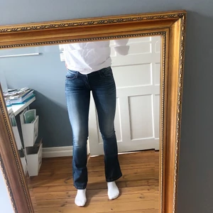 Bootcut jeans från crocker strl 28/35 - Mörkblå washade jeans från crocker/JC. Fint skick.