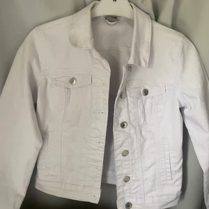 Vit jeansjacka från Vero Moda i storlek XS  - Vit jeansjacka från Vero Moda i storlek XS. Väldigt fint skick då den endast är använd ett fåtal gånger. Finns även en exakt likadan i storlek M som är oanvänd! 
