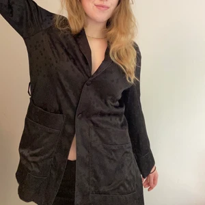 Skjorta - Svart satin skjorta i pyjamasstuk. Egentligen en kimono men tappat bort bandet i mitten, därför lägre pris 