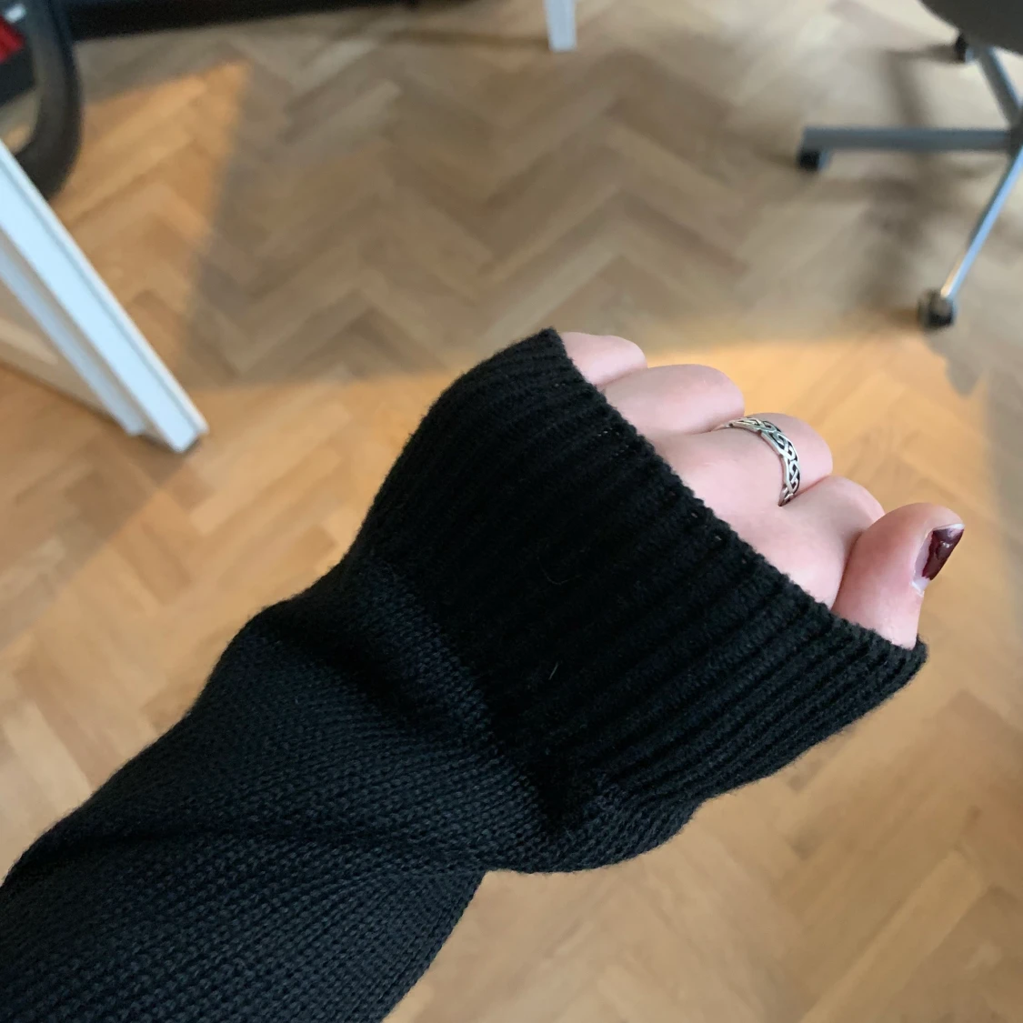 Axelbandslös, svart tröja - 91