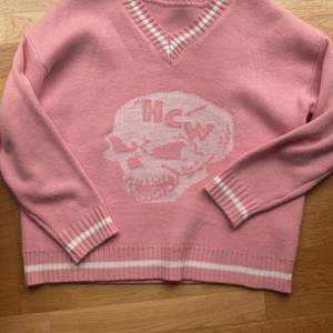 Jätte fin rosa hcw hoodie som knappt är använd pga inte riktigt min stil💞är i storlek S, priset kan diskuteras !OBS EJ ÄKTA!