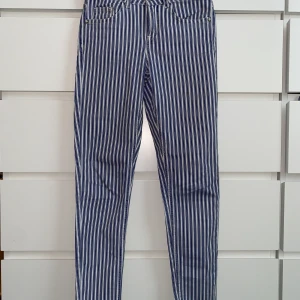 Randiga Byxor - Jättesköna byxor Från Zara! Det passar strl 34/36. Har använt de en del men har inga defekter alls. De är väldigt bekväma samt stretchiga👍🏼