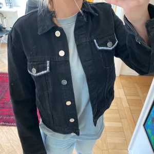 Svart jeans jacka - Svart jeans jacka från Zara. Målat på fickorna fram och på ryggen, har inte testat ta bort så vet inte om det går. 