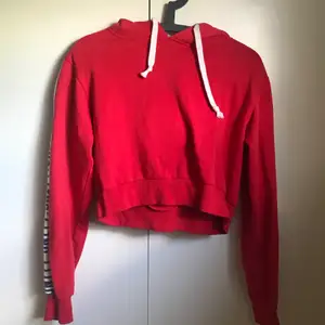 Röd hoodie strl s från bikbok. Använd ett fåtal ggr