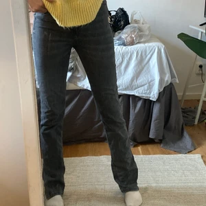 Jeans med slits - Jätte fina mörk gråa jeans från zara med slits, är i storlek 42 men väldigt tajt modell och jag är vanligtvis strl 36 och dom passar väldigt bra!🥰