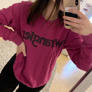 Wrangler sweatshirt - Superfin äkta lila/rosa wrangler sweatshirt. Nästintill aldrig använd så superfint skick!🥰 så fin till både jeans och kjol🌸🥰