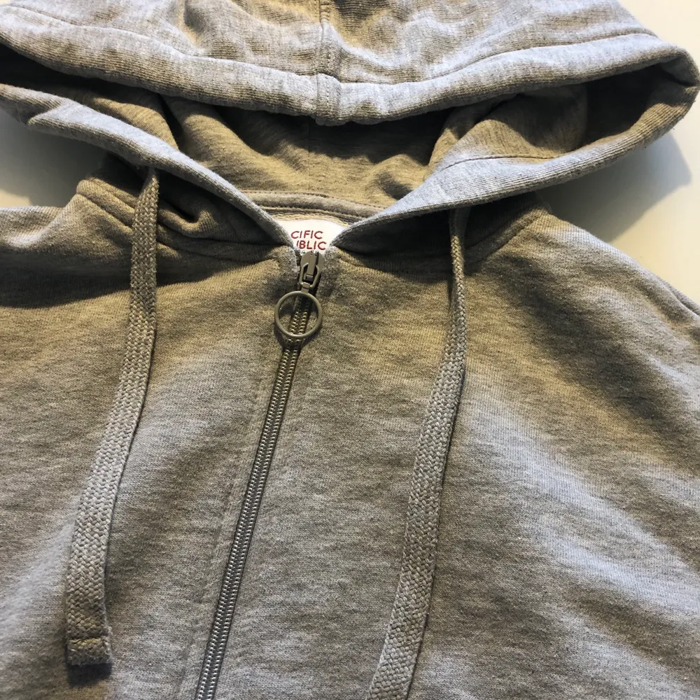 Säljer en grå cropped zipup tröja i bra skick🤩 köparen står för frakt . Hoodies.