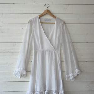 Superfin vit klänning köpt från NAKD perfekt till studenten🤍 säljs då den inte kommer till användning:/