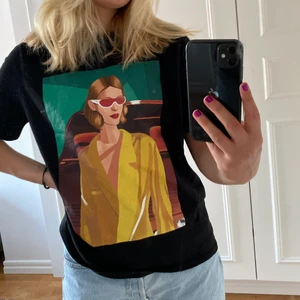 T-shirt  - Cool T-shirt med tryck från Zara. Ryggen är helt svart. Storleken är L men skulle säga att den passar XS-M beroende på hur man vill att den ska sitta. 