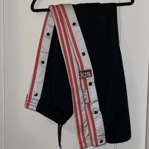 Adidas popper pants - Super fina byxor från adidas som nästan aldrig är använda, strl 36, priset kan absolut diskuteras💙💖