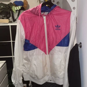 Adidas windbreaker  - Super fin windbreaker från adidas i retro stil, nästan aldrig använd, strl 38💖