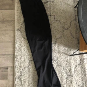 Kostymbyxor  - Kostymbyxor från GinaTricot, knappt använda! Ett litet hål på rumpan, går att sy igen! 🤎Gratis frakt🤎