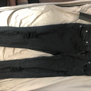 Svarta jeans  - Ett par svarta jeans med hål!!! Super snygga och går att styla med allt, i storleken S!!! 🖤