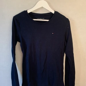 Marinblå Tommy hilfiger tröja, storlek M - Fin tröja i ett bra skick.