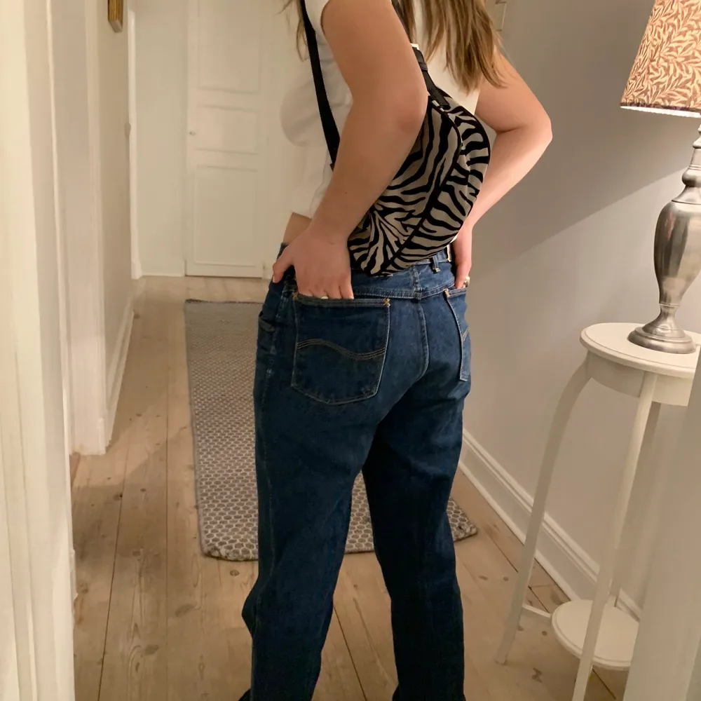 Jätte snygga low Rise jeans från mustang hon på bilden är ca 165 går nästan hela vägen ned på mig som är 180 cm. Jeans & Byxor.