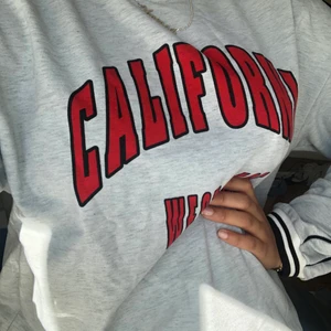 College tröja🍷 - Fin collegetröja i bra material och coolt tryck❤️