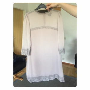 Klänning  - En fin klänning, är i bra skick. Skriv om du var frågor. Köparen står för frakt.🎀