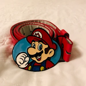 Super Mario bälte  - Super Mario bälte, Str: 115cm, Modell: Unisex, Skick: Använt skick, Pris: 50kr.  Kolla gärna in mina andra inlägg, Vid intresse av fler varor så fixar jag ett bra paketpris!