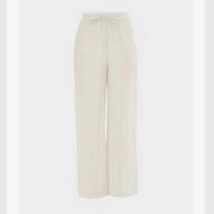 Missguided byxor🥰 - Såså fina men råkade beställa fel storlek😬 lösa i benen & storlek 36 men har snören vid midjan så går att anpassa till mindre om så önskas🤪 Går att mötas i Stockholm eller skickas med posten💞  (the ass looks BOMB med dessa🙃) slutsålda på hemsidan