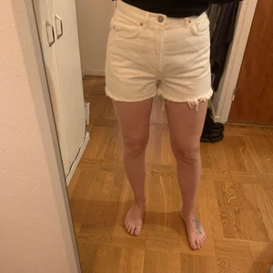 Vita shorts från & other stories stl 29 - Vita jeansshorts från & Other stories. Nypris: 699:-. Knappt använda, säljes pga för små. Raw edge.
