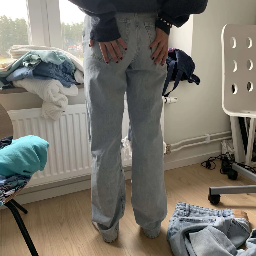 Säljer dessa 90’s high waisted jeans från Gina tricot som köptes för 600kr. Tjejen på bilden är cirka 156cm lång. Budgivning från 200 kr eller köp direkt för 300kr. Högsta bud 230kr+frakt . Jeans & Byxor.