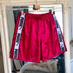 Rosa Puma shorts strl L - Rosa puma shorts i strl L 