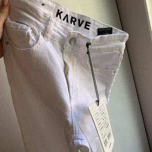 Helt nya vita jeans - nya med lapp kvar, köpare står för frakt☺️