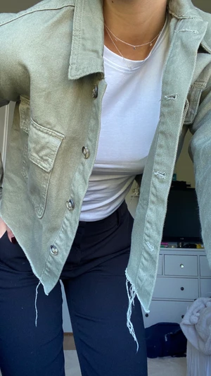 Militärgrön jeansjacka - Ur snygg jeansjacka som tyvärr inte kommer till använding, köpt i polen för ungefär 500kr men inte så mycket använd, vill se hur mycke man kunnat tänkas ge för den så buda på☺️💕