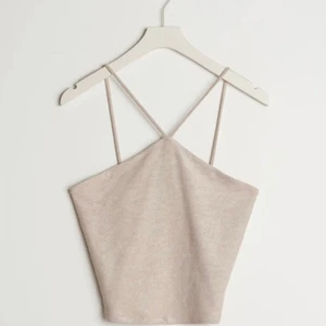 Linne med korsade band - Säljer detta beiga linne från Zara i storleken XS, använd få gånger och är i bra skick. Säljer då den ej kommer till användning💕 Kontakta mig för fler bilder eller andra frågor