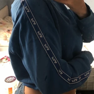 Snygg FILA X WEEKDAY tröja  - Denna tröja är en så fin och skön sweatshirt från en kollektion med FILA X WEEKDAY💙 Den är knappt använd och är i strl S. Den är även justerbar i midjan så att man kan ha den mer lös och mer tajt och kort.