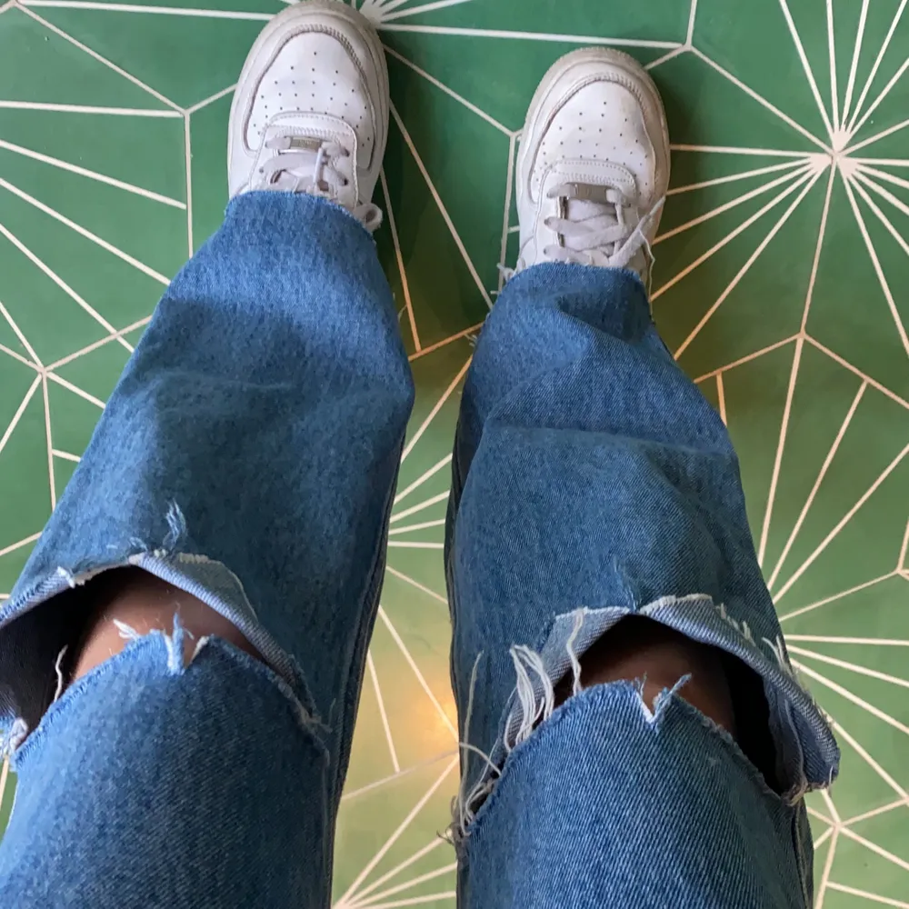 Mörkblåa jeans från weekday storlek 24/32. Klippta både i knäna och på längden. Skriv om ni vill ha mått i benen! . Jeans & Byxor.