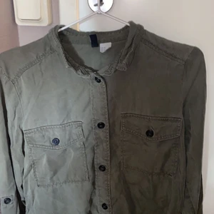 Militärgrön skjorta - Använd för länge sedan!