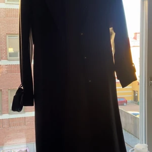Svart kappa - Svart kappa med fina detaljer, är i nyskick. Köpt för 800kr