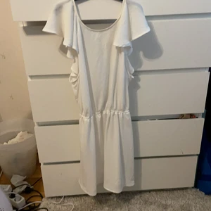 Student klänning - Vit studentklänning! Jag använde den dock till midsommar en gång bara, jätte skönt material! Perfekt till sommaren, storlek 36/small. Öppen i ryggen med knyte. Frakt ingår i priset