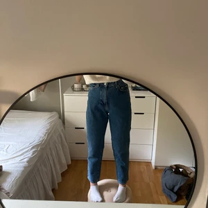 Blåa jeans - Ett par blåa mom jeans i storlek 34 och petite från Ginatricot, de är använda ett fåtal gånger och och i bra skick🤎
