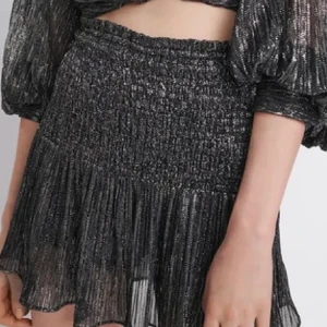 Kjol med matalltråd - Säljer denna jätte fina kjol som köptes i mars och tyvärr inte kommit till användning så mycket. Den är verkligen super fin och har inte några skador🥰