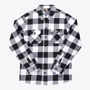 Flanellskjorta Dickies  - Säljer min Dickies flanellskjorta i storlek XS, skulle säga att den mer är en S. Använt fåtal gånger, fint skick 