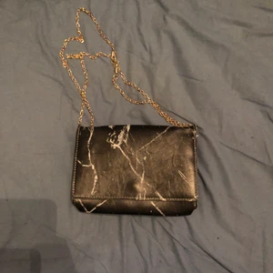 Hand väska  - En liten väska i marmor, jätte söt och snygg och i bra kvalitet, inte använd alls :) 