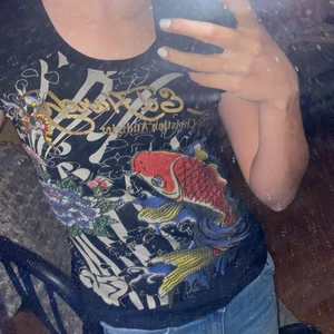 Ed Hardy t-shirt, strl xs/s  - Använd fåtal gånger, bra skick och väldigt skön, sitter ganska tight på mig som har strl S, men det funkar. Några stenar åkte av i tvätten men annars är den som ny
