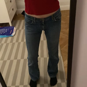 Lågmidjade Jeans - Lågmidjade jeans från Hurley, strl 7, liknar de som säljs på Brandy Mellville. Mina är tyvärr för korta för mig som är 174, men passar perfekt i midjan. 