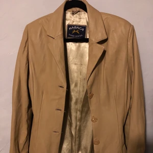 Skinnjacka - helt fantastisk skinnjacka som aldrig kommer till användning, köpt second-hand men fint skick!! köpare står för frakt