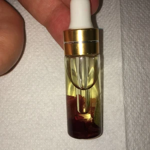 Vet inte 🤷‍♀️  - Nagelbands olja med rosor inte fake rosor, oanvänd för att jag råka beställa 2st mer. 