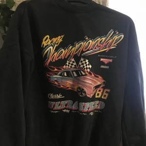 Mörkgrå tröja med tryck på strlk xs H&M - Älskar denna tröjan men den är inte helt min stil längre tyvärr. Köpt från H&M detta året och är lite använd men i väldigt bra skick. Ganska stor för att vara xs.💕😊