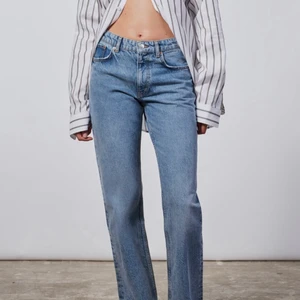 Zara midrised jeans - Superfina zara jeans som sitter midrised. Helt oanvända med lappen på och inga defekter. Storlek 40 men passar mig som brukar ha storlek 38 (kan passa storlek 36 också). Skriv privat för fler bilder. Frakt ingår ej💕